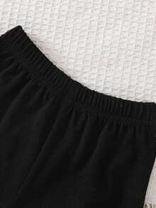 SHEIN Vintaside Kids Bộ áo tank top và quần short kẻ sọc in chữ phong cách đường phố cho bé trai, thích hợp cho mùa xuân/hè. - Đen và trắng - Xem 5