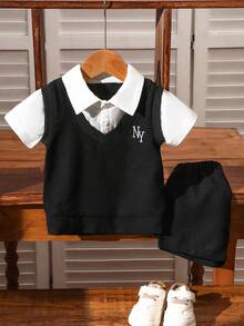 SHEIN Playful Pals 男婴两件套，儿童针织舒适短袖上衣，二合一设计，内搭白色翻领衬衫，领口纽扣闭合，左胸饰有小印花，搭配宽松卡其色松紧腰短裤，适合春夏度假及日常穿着。 - 黑與白 - 查看 1