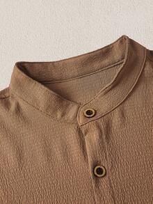 Mercer Haus Chemise tissée décontractée à fermeture boutonnée devant avec manches courtes, chemise beige clair, chemise pour hommes beige, chemise marron pour hommes, chemise marron à boutons, chemise à manches courtes à boutons, convient pour l'été, les vacances tropicales à Hawaï. - Tabac - Voir 8