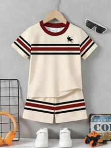 Bộ 2 món gồm áo thun ngắn tay cổ tròn kẻ sọc in hình logo ngựa và quần short in chữ "SIX SEVEN" cho bé trai, kiểu dáng thường ngày, họa tiết ngộ nghĩnh, thích hợp cho các hoạt động thể thao ngoài trời mùa hè, bộ đồ thun ngắn tay và quần short mềm mại và thoải mái cho trẻ em. - Nhiều màu - Xem 4