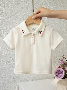 SHEIN Áo Polo mùa hè cho bé gái, chất liệu vải dệt kim jacquard mềm mại, khoét lỗ, cổ Peter Pan dễ thương, thêu hoa anh đào tinh tế, cổ áo mở nửa kín, kiểu Pháp ngọt ngào, thời trang, dễ thương, tươi mới. - Màu be - Xem 2