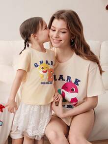 BABY SHARK X SHEIN 1件女士休闲度假通勤趣味卡通字母印花落肩宽松T恤，亲子装 - 杏色 - 查看 2