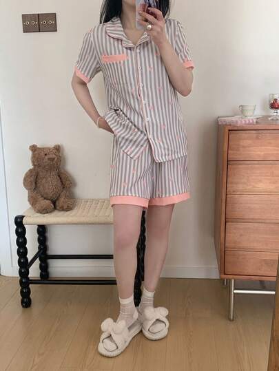 SHEIN 夏季轻薄少女套装，清新优雅可爱条纹爱心印花时尚单品，粉色撞色滚边和袖口，柔软舒适，短袖开衫和短裤两件套家居服。