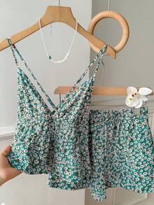SHEIN EZwear Bộ đồ đi nghỉ mát dành cho nữ: áo hai dây và quần short họa tiết hoa nhí màu xanh lá cây. - màu xanh lá - Xem 7