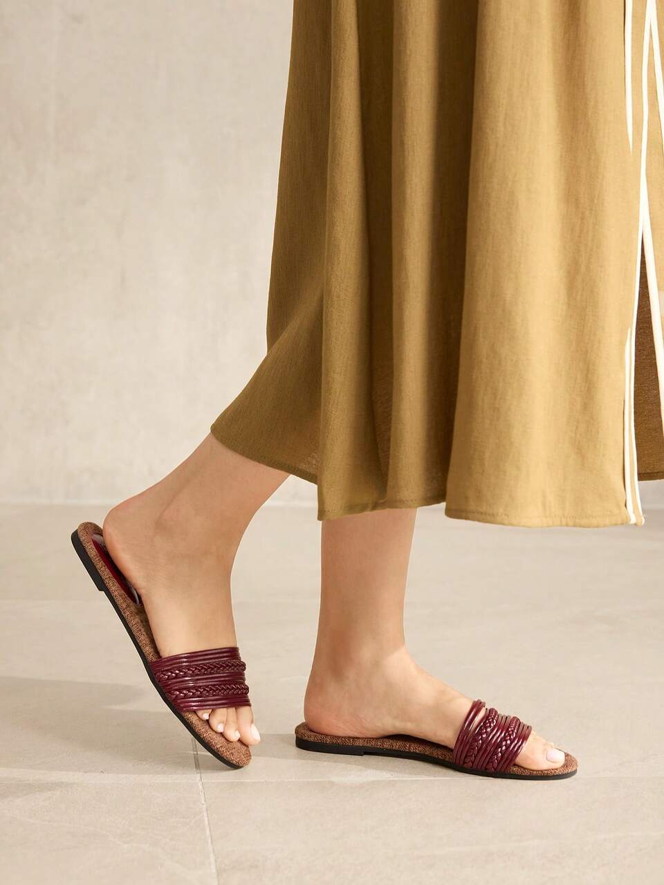 SPRING AND SUMMER NEW OUTDOOR WOMEN'S FLAT-BOTTOMED SLIPPERS ROUND TOE WOVEN SIMPLE FLAT SANDALS WOMEN'S THICK-SOLED NON-SLIP CASUAL VERSATILE OPEN-TOED BEACH SLIPPERS SUMMER SHOES