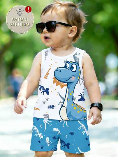 SHEIN Playful Pals Bộ đồ 2 món cho bé trai, áo ba lỗ in hình khủng long dễ thương phối cùng quần short xanh, thích hợp mặc ngoài trời vào mùa hè.