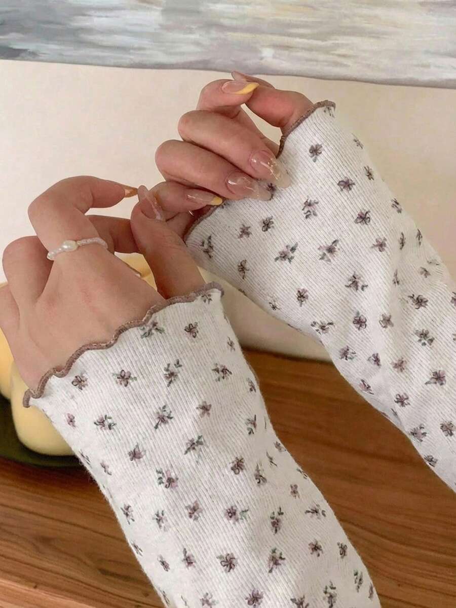 Dazy Plus 白色圆领修身长袖T恤，饰有花卉拼接图案 - 杏色 - 查看 1