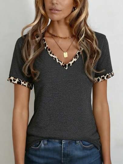 EMERY ROSE Áo thun nữ cổ chữ V sâu, kiểu dáng cổ điển, độ co giãn cao, họa tiết da báo phối màu tương phản, áo dễ thương mùa xuân/hè cho nữ, áo tay ngắn cho nữ, áo kiểu cho nữ, áo nữ thời trang mới nhất cho nữ