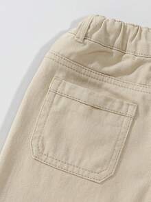 Genkimix Kids Quần jeans ống rộng màu kaki nhạt dành cho bé gái, thiết kế gấu quần thắt nơ, phối cùng họa tiết thêu dâu tây đỏ và nơ vàng, tươi tắn và ngọt ngào, phù hợp cho trang phục thường ngày mùa xuân/hè, có thể phối cùng áo phông hoặc áo sơ mi để tạo phong cách thoải mái và nghệ thuật, ôm sát và giúp tôn dáng, lý tưởng cho các buổi đi chơi và mua sắm. - Rửa nhẹ - Xem 5