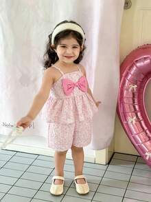 SHEIN Vintaside Kids 女嬰粉色夏季可愛2歲生日提花細肩帶上衣與裙子套裝，玫瑰提花布料優雅荷葉邊裙襬，適合婚禮派對校園 - 粉色 - 查看 4