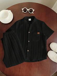 SHEIN 两件装男童休闲运动套装，包括一件立领衬衫和一条裤子，采用纹理面料，适合儿童穿着，是男童返校的理想选择。套装也适合生日派对、晚宴、演出、婚礼、洗礼、开幕式等场合，日常穿着舒适，适合上学、旅行、运动，尤其适合春夏季节。 - 黑色 - 查看 6