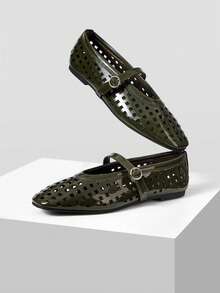 MOTF PREMIUM Sepatu Wanita Populer Gaya Prancis Baru, Kulit PU Hijau Tua, Desain Kotak-kotak, Sol Datar, Nyaman dan Serbaguna dengan Keanggunan Sederhana, Tidak Membuat Kaki Lelah, Sandal Berlubang yang Bernapas - Dark Green - View 9