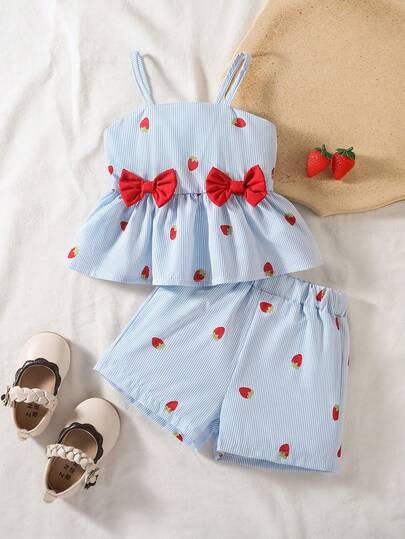 SHEIN Vintaside Kids 这款女童夏季宽松清新甜美风吊带上衣短裤套装，时尚复古又充满乡村甜美气息；采用梭织面料，整套服装印满草莓图案，两侧饰有立体红色蝴蝶结，下摆荷叶边设计，更添活泼优雅。适合日常穿着、参加婚礼、晚宴、居家休闲、度假旅行等场合。