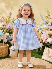 SHEIN Vintaside Kids Đầm mùa hè kẻ caro xanh trắng cho bé gái, cổ áo thêu hình quả anh đào, tay phồng và chân váy xòe rộng, tươi tắn và dễ thương, phù hợp cho trang phục mùa hè. Họa tiết kẻ caro mang đến nét cổ điển, đầy đủ các yếu tố ngọt ngào. - Màu xanh lam - Xem 3