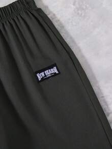 SHEIN Streecool Kids 两件套男童休闲宽松印花T恤和运动裤套装，适合日常、通勤、休闲、度假、篮球、滑板、街头风格等场合。 - 橄欖綠 - 查看 6