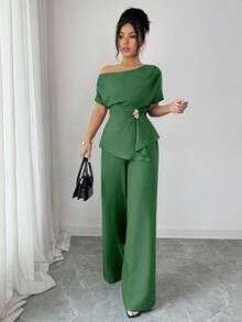 Elegante conjunto de dos piezas de moda urbana para mujer, ideal para primavera/verano, con pantalones anchos de cintura alta con hebilla metálica asimétrica de un hombro en color az - Verde militar - Ver 5