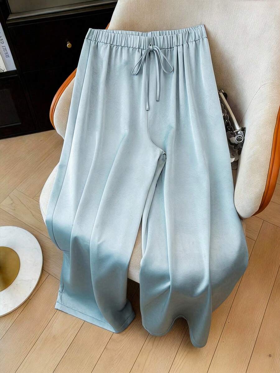GlowEve CURVE Pantalones casuales de satén texturizado azul para mujer talla grande, pantalones de seda para mujer, pantalones de yoga, pantalones de seda de hielo, pantalones de pierna ancha, pantalones de satén, estilo de mujer, adecuados para salidas diarias y fáciles de combinar con atuendos. Pantalones de pierna ancha, pantalones de moda para mujer, pantalones de satén para mujer, pantalones con cordón en la cintura - Azul - Ver 1