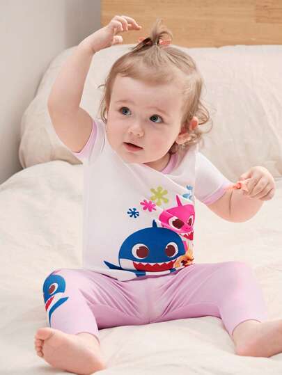 BABY SHARK X SHEIN 女婴舒适可爱鲨鱼印花短袖T恤和裤子睡衣套装，夏季