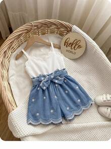 SHEIN LMoss Kids Conjunto de top de tirantes blanco y pantalones cortos con cinturón elástico en la cintura, un imprescindible para el verano de las niñas pequeñas. Conjunto de 2 piezas con pantalones cortos bordados para niña pequeña, ropa de verano para niña pequeña con pantalones cortos con lazo, conjunto de ropa de verano para niña pequeña con top blanco y pantalones cortos azules, conjunto de ropa de verano para niña pequeña con mono, pelele de verano para niña pequeña, conjunto de ropa de verano para niña pequeña con azul y blanco, conjunto de ropa de verano para niña pequeña, mono vaquero de verano para niña pequeña - Blanco - Ver 3
