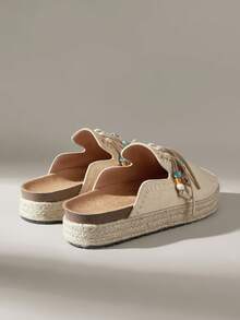Solecia Sandal đế bằng mũi tròn đính ngọc trai tua rua dành cho nữ, thích hợp cho kỳ nghỉ hè. - Màu be - Xem 4