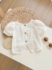 SHEIN LMoss Kids 这款女婴连体衣可爱百搭，休闲印花翻领衬衫，后背镂空设计，非常适合日常穿着。舒适、休闲又时尚，适合秋冬季节、生日派对、聚会、演出、婚礼、洗礼、学校典礼、室内外活动、日常生活、运动、玩耍、拍照、度假等场合。春夏季节也同样适合。 - 黃色 - 查看 4