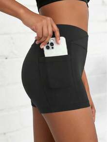 这款少女纯色休闲短裤采用交叉腰带设计和口袋，选用高弹力四向压缩面料，贴合身形，活动自如，非常适合骑行、跑步、健身训练以及日常休闲运动穿着。 - 黑色 - 查看 2