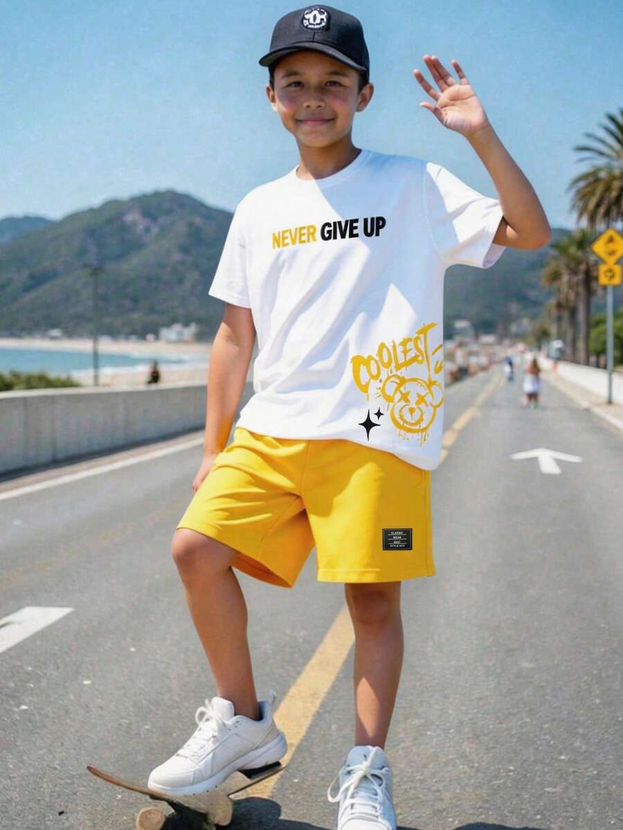 SHEIN 两件套男童休闲学院风可爱图案圆领短袖T恤短裤运动套装，基础款T恤，白色T恤套装，黄色短裤，Y2K风格，适合春夏、郊游、情人节、约会、旅行、度假、家庭聚会、返校、婚礼、晚宴、运动、生日派对等场合。