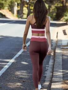 Aralina Conjunto de dos piezas de top corto y leggings de cintura alta con bloques de color sin mangas para actividades de ocio - Bold Plum - Ver 3