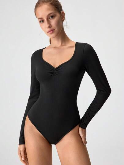 Sexy langärmeliges figurbetontes Kleid mit V-Ausschnitt und Raffungen. Der Ausschnitt ist als tiefer V-Ausschnitt gestaltet. Dies ist ein grundlegendes figurbetontes Kleidungsstück, das sich für den Außenbereich eignet und eine formende Wirkung hat. Dieses figurbetontes Kleid mit langem Arm und V-Ausschnitt ist für Sport, Zuhause und den Alltag geeignet.