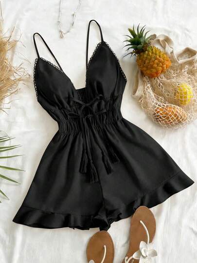 Resyla Bộ jumpsuit nữ mùa hè mới, cổ chữ V gợi cảm, khoét lỗ phía trước, dây buộc và tua rua trang trí, eo xếp ly, quần short rộng rãi, viền bèo nhún bất đối xứng, trang phục mùa hè thanh lịch, quần áo mùa hè, phong cách mùa hè cho nữ, quần short đi biển, trang phục đi biển cho nữ, jumpsuit màu mơ