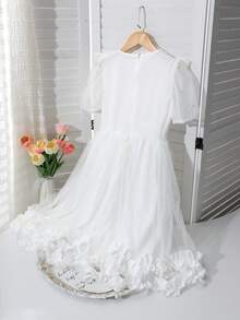 SHEIN Đầm xanh thanh lịch cho bé gái. Đây là chiếc đầm kiểu công chúa phù hợp cho bé mặc hàng ngày, dự tiệc sinh nhật, biểu diễn piano, làm phù dâu trong đám cưới và các dịp khác. Đầm được làm từ chất liệu chiffon màu xanh, có nơ lớn trang trí trên vai, tay phồng, đính ngọc trai khắp thân đầm và chân váy xếp tầng nhiều lớp, làm nổi bật phong cách tinh tế và đáng yêu. Đây là lựa chọn phổ biến cho bé mặc hàng ngày hoặc trong các dịp trang trọng. - trắng - Xem 2