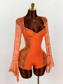 Amplova Bộ jumpsuit nữ gợi cảm với dây đeo mảnh, thắt eo bằng ren tương phản, tay dài xòe rộng và các mảng vải xuyên thấu ở hai bên. - trái cam - Xem 8