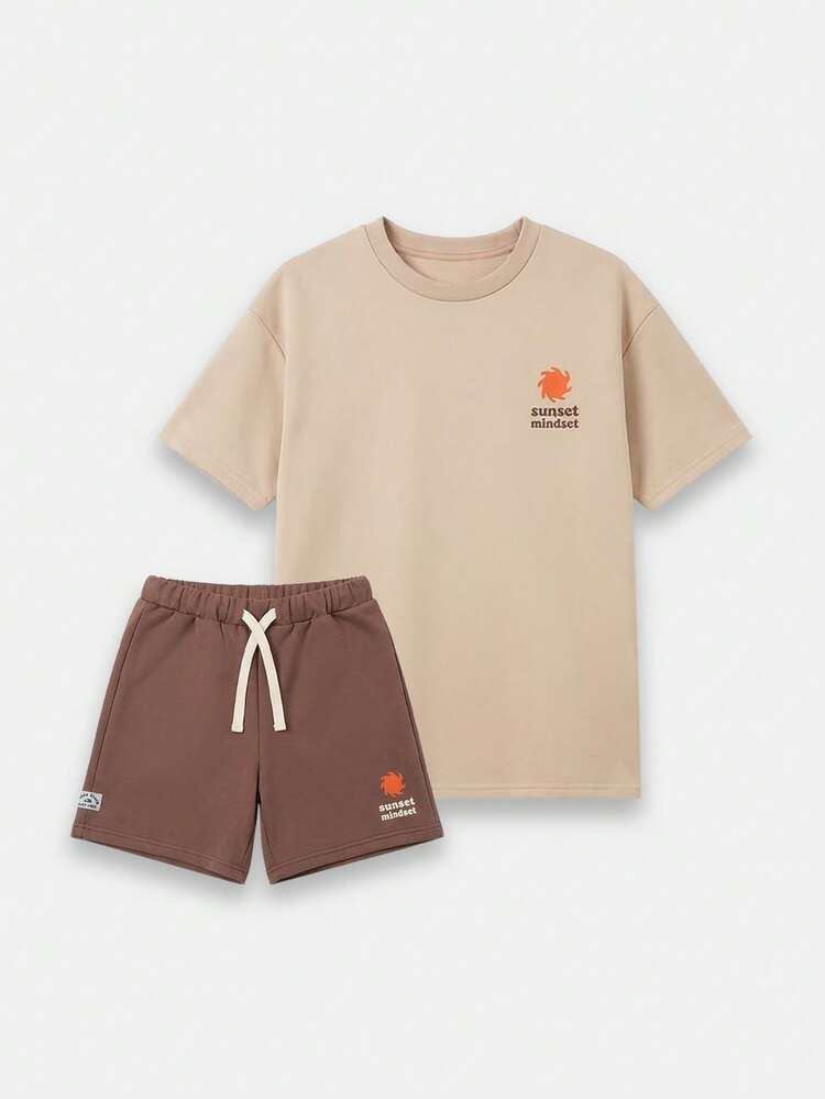 Conjunto coordinado de camiseta y pantalones cortos de dos piezas con estampado de puesta de sol y ajuste relajado de manga corta para uso casual de verano para niños