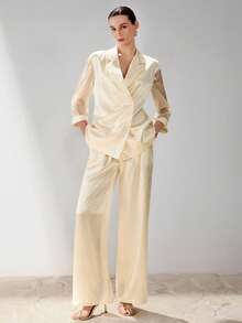 Aveloria Modichic Bộ vest màu trắng ngà, áo blazer hai hàng cúc phối cùng quần ống rộng, chất liệu pha trộn, tay lỡ, vải lụa mềm mại, phong cách tối giản hiện đại, dáng suông rộng rãi, phù hợp cho các dịp thường ngày, họp hành, sự kiện trang trọng, triển lãm, thể hiện sự chuyên nghiệp và thanh lịch. Áo blazer nữ với phần tay áo phối lưới, tay lỡ rộng rãi, áo blazer hai hàng cúc bằng satin, quần tây satin, bộ vest. - Màu be - Xem 4