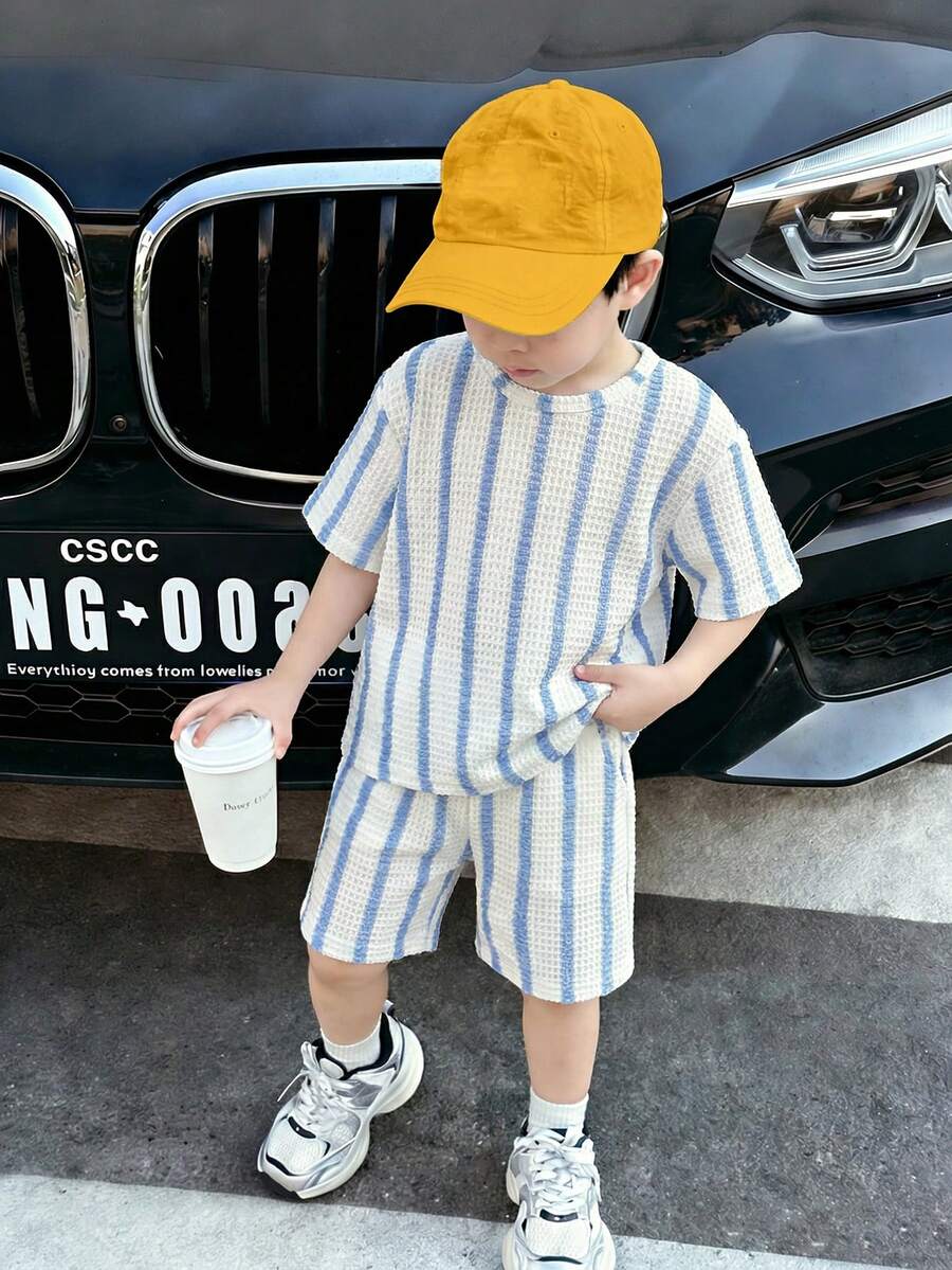 SHEIN Playful Pals 男童夏季华夫格条纹短袖T恤和短裤两件套，适合日常穿着、幼儿园、户外活动和运动休闲。