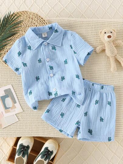 SHEIN Vintaside Kids Set de 2 piezas de top de manga corta y pantalones cortos con estampado minimalista para niños pequeños