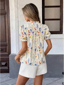 SHEIN Franclia 荷叶边领印花花瓣袖纽扣衬衫 女士夏季衬衫 女士上衣和衬衫 女士夏季服装 女士衬衫 女士夏季休闲衬衫 - 杏色 - 查看 2