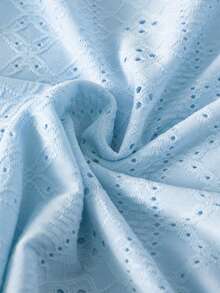 这款女童经典圆领短袖连衣裙，肩颈线条流畅优美，活动自如，充满春日气息。纯粉色和天蓝色款式采用精致的镂空设计，搭配飘逸的荷叶边袖口，俏皮活泼；白色碎花款则点缀着粉色和绿色的花枝。 - 彩色 - 查看 5