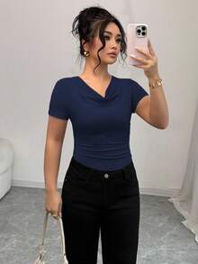 Elenzga Camiseta feminina plus size elegante de manga curta com gola assimétrica drapeada, ideal para o verão. - Azul marinho - Ver 6