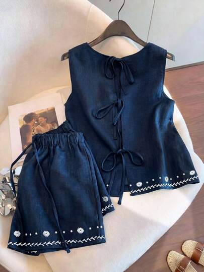 Franclia Büyük Beden İki Tonlu Dokulu Kumaş Yuvarlak Yaka Kolsuz Üst, Sırt Dekolteli, İpli Etek Ucu, İşlemeli Baskılı + Lastik Bel Şort, İşlemeli Baskılı Kadın 2 Parça Takım