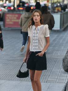 Nöista Áo dệt kim có họa tiết hình học ở trung tâm, tay ngắn bồng bềnh và cổ buộc dây. Thích hợp cho trang phục thường ngày, mùa xuân, mùa hè, đi biển. - Màu be - Xem 1