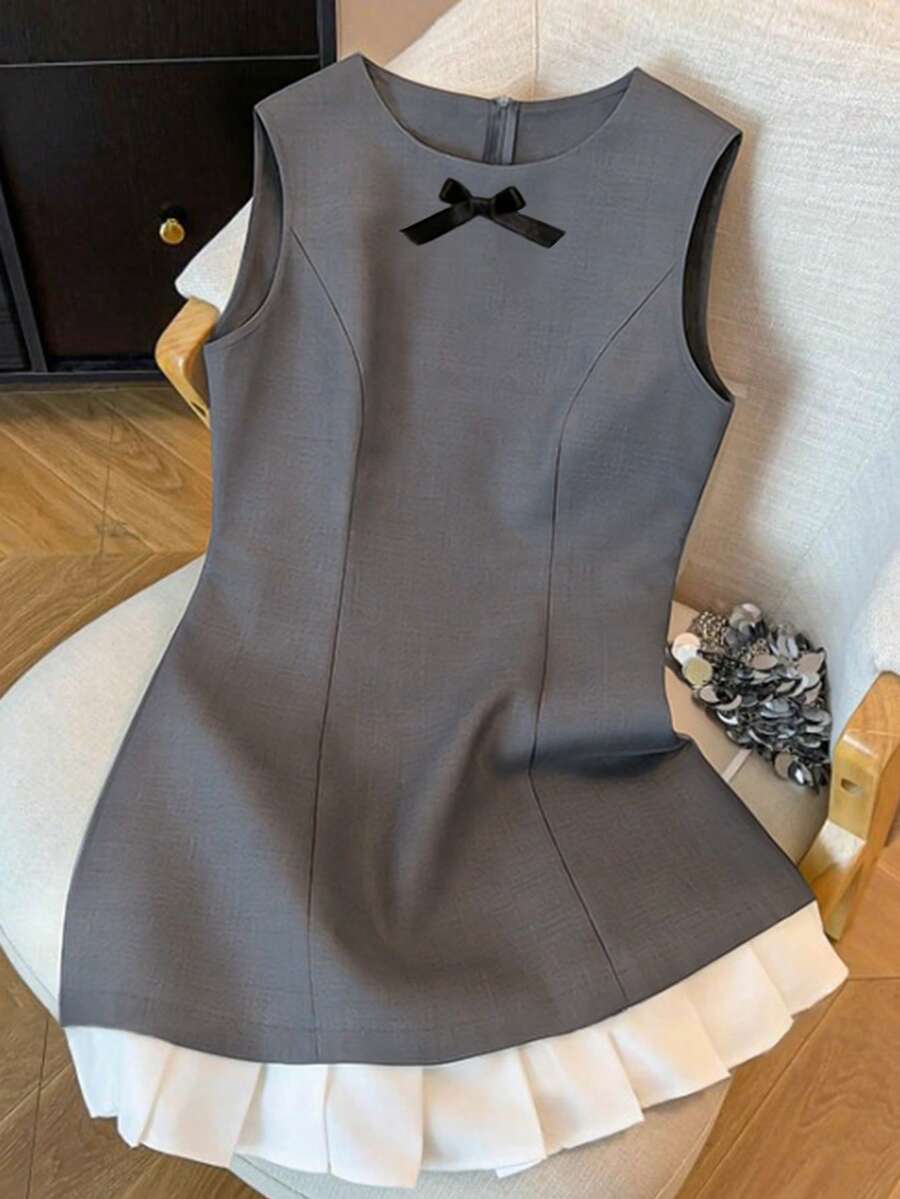 这款女童连衣裙采用简约清新的蝴蝶结装饰，无袖设计，褶裥拼接，标准版型，适合生日派对、休闲外出以及夏季校园日常穿着。 - 灰色 - 查看 1