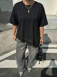 Muchica 大码女式休闲纯色不对称下摆蕾丝拼接T恤，百搭日常穿搭，宽松版型春夏上衣，适合度假、夏季、春季、春假及各种场合，包括沙滩装、休闲衬衫、外套和夏季上衣。 - 黑色 - 查看 3