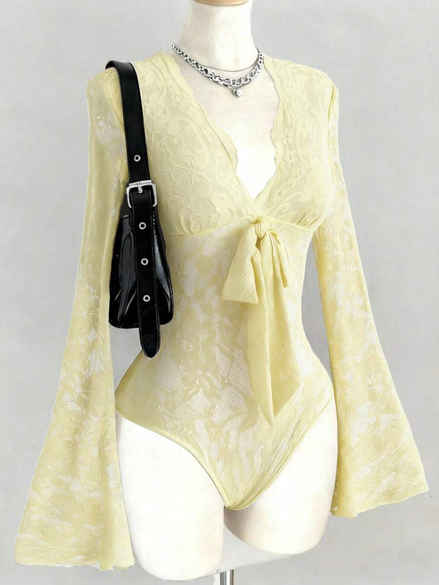 SHEIN LUNE 性感时尚紧身深V领长喇叭袖蕾丝边系带连体衣,酒红色,秋冬款 - 淡黃色 - 查看 1