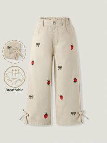 Genkimix Kids Quần jeans ống rộng màu kaki nhạt dành cho bé gái, thiết kế gấu quần thắt nơ, phối cùng họa tiết thêu dâu tây đỏ và nơ vàng, tươi tắn và ngọt ngào, phù hợp cho trang phục thường ngày mùa xuân/hè, có thể phối cùng áo phông hoặc áo sơ mi để tạo phong cách thoải mái và nghệ thuật, ôm sát và giúp tôn dáng, lý tưởng cho các buổi đi chơi và mua sắm. - Rửa nhẹ - Xem 6