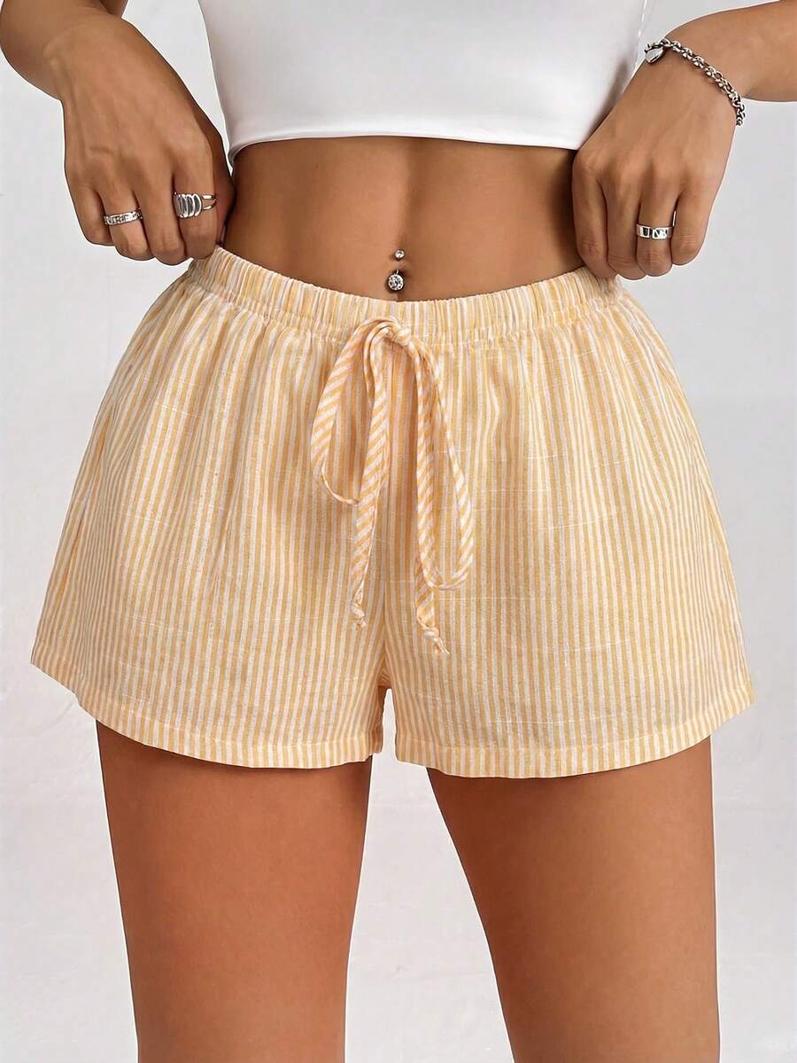 SHEIN PETITE Quần short nữ kẻ sọc cạp thấp, thích hợp cho kỳ nghỉ hè và đi biển. - Màu vàng - Xem 1
