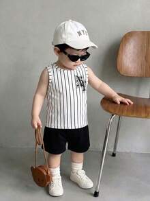 SHEIN Vintaside Kids Bộ áo tank top và quần short kẻ sọc in chữ phong cách đường phố cho bé trai, thích hợp cho mùa xuân/hè. - Đen và trắng - Xem 4
