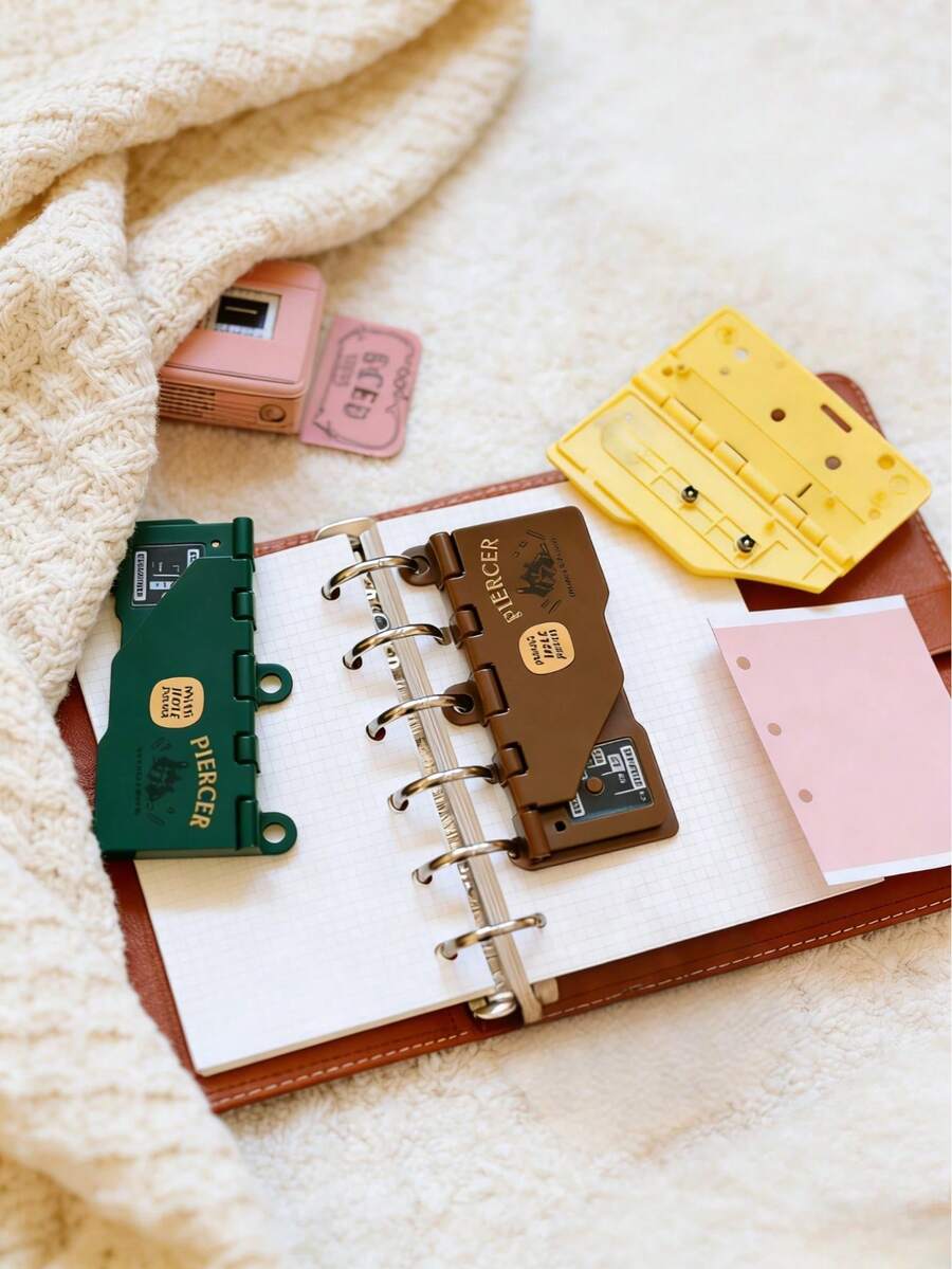Zazumi Pelubang Kartu Mini Retro 3 Lubang, Desain Kartun Lucu Dopamine, Lubang Gantung Terintegrasi, Pelubang 3 Lubang Portabel Cocok untuk Kertas Buku Catatan M5/A7, Perencana dan Buku Harian, Sempurna untuk Pelajar, Pekerja Kantoran dan Pecinta Alat Tulis, Alat Portabel untuk Penggunaan Sehari-hari dan Perjalanan, Hadiah Ulang Tahun Liburan - MultiWarna - View 1