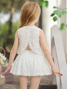 Emery Rose Kids Emery Rose Kids 少女编织刺绣纯色圆领不对称蕾丝下摆休闲上衣和迷你裙两件套，可爱、优雅、甜美、复古又时尚。适合妈妈、女儿、姐妹搭配，度假、节日、上学、日常穿着、居家聚会和特殊场合，春夏皆宜。 - 白色 - 查看 5