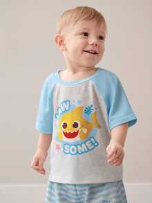 BABY SHARK X SHEIN Bộ áo thun tay raglan và quần short kẻ sọc in hình cá mập hoạt hình dễ thương cho bé trai, thích hợp mặc mùa hè. - Xám - Xem 5